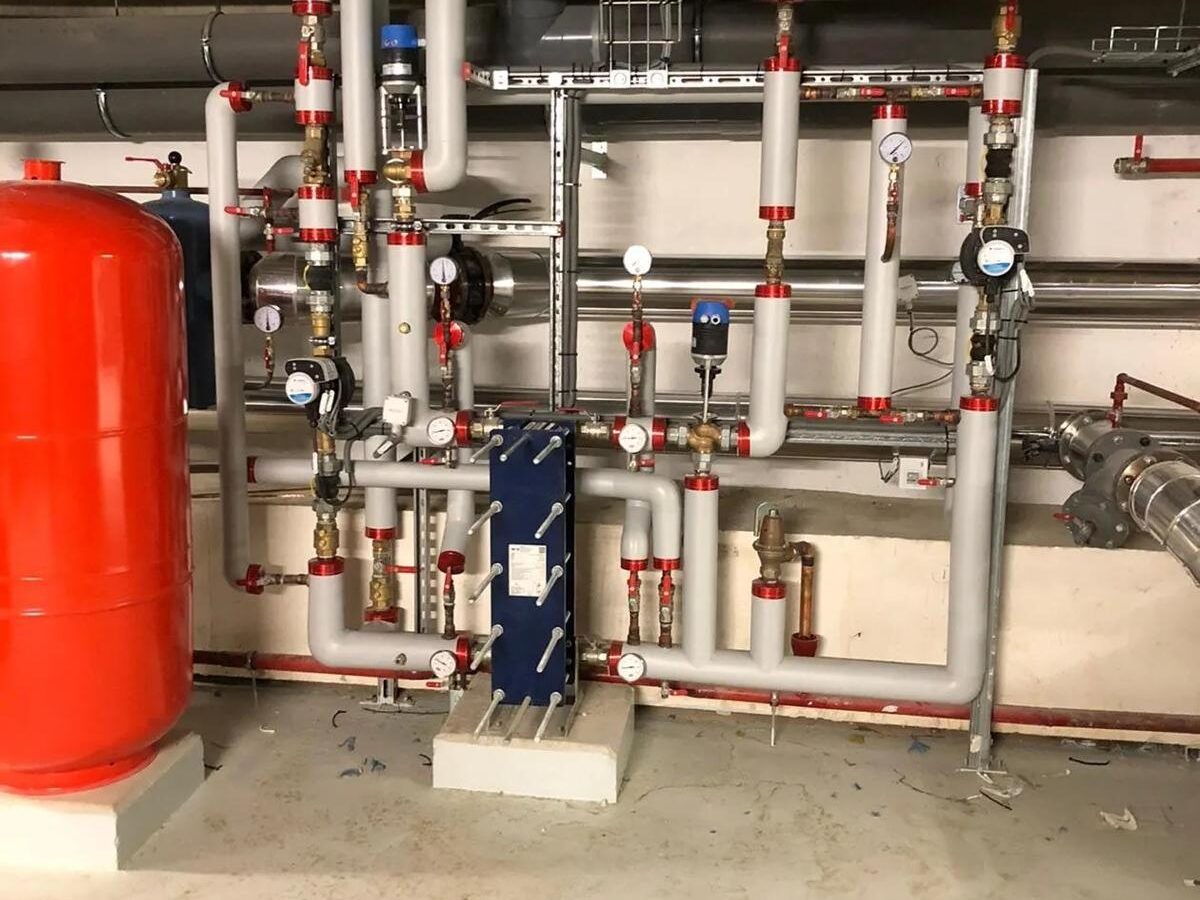 Sous-station — vase d'expansion et échangeur à plaques
